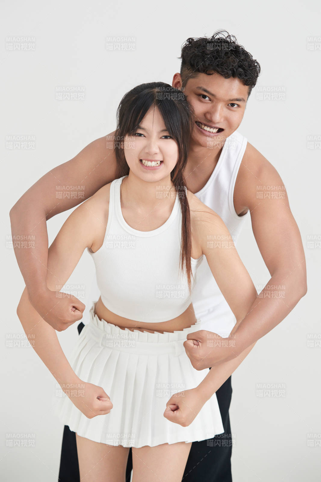 白色背景下嬉戲歡樂的亞洲情侶