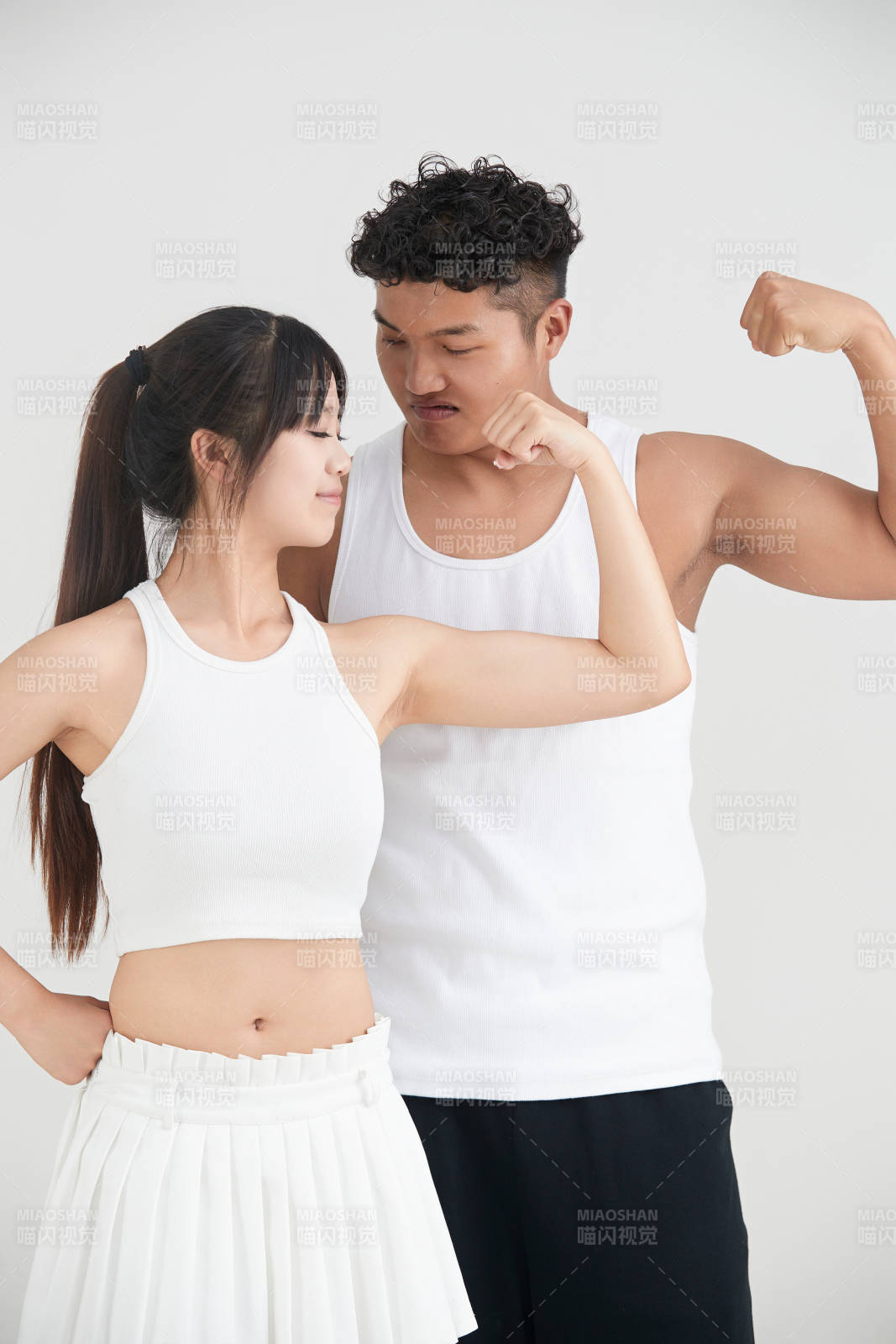 白色背景下嬉戲歡樂的亞洲情侶
