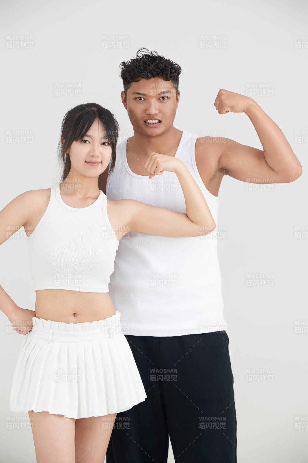 白色背景下嬉戲歡樂的亞洲情侶