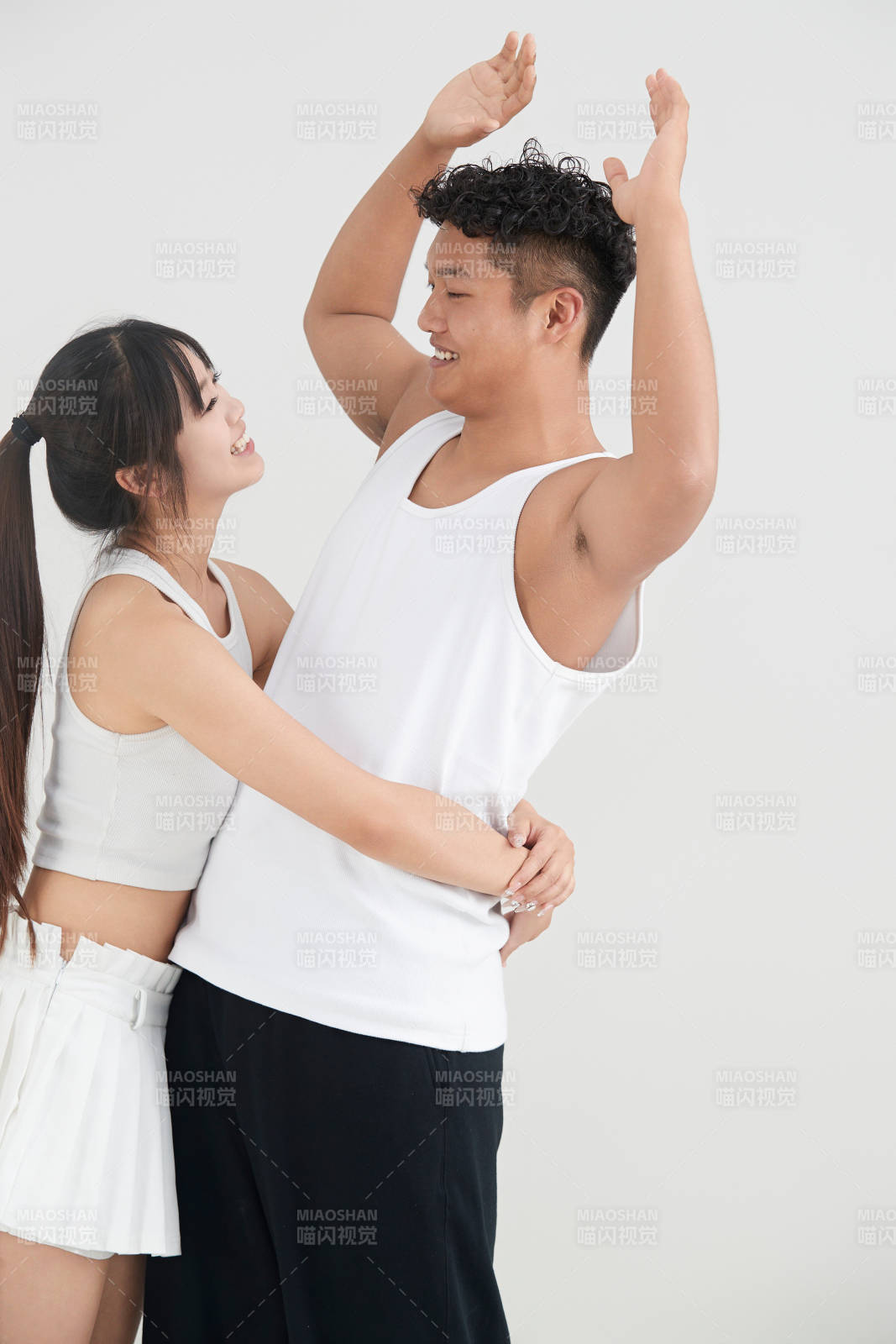 白色背景下嬉戲歡樂的亞洲情侶