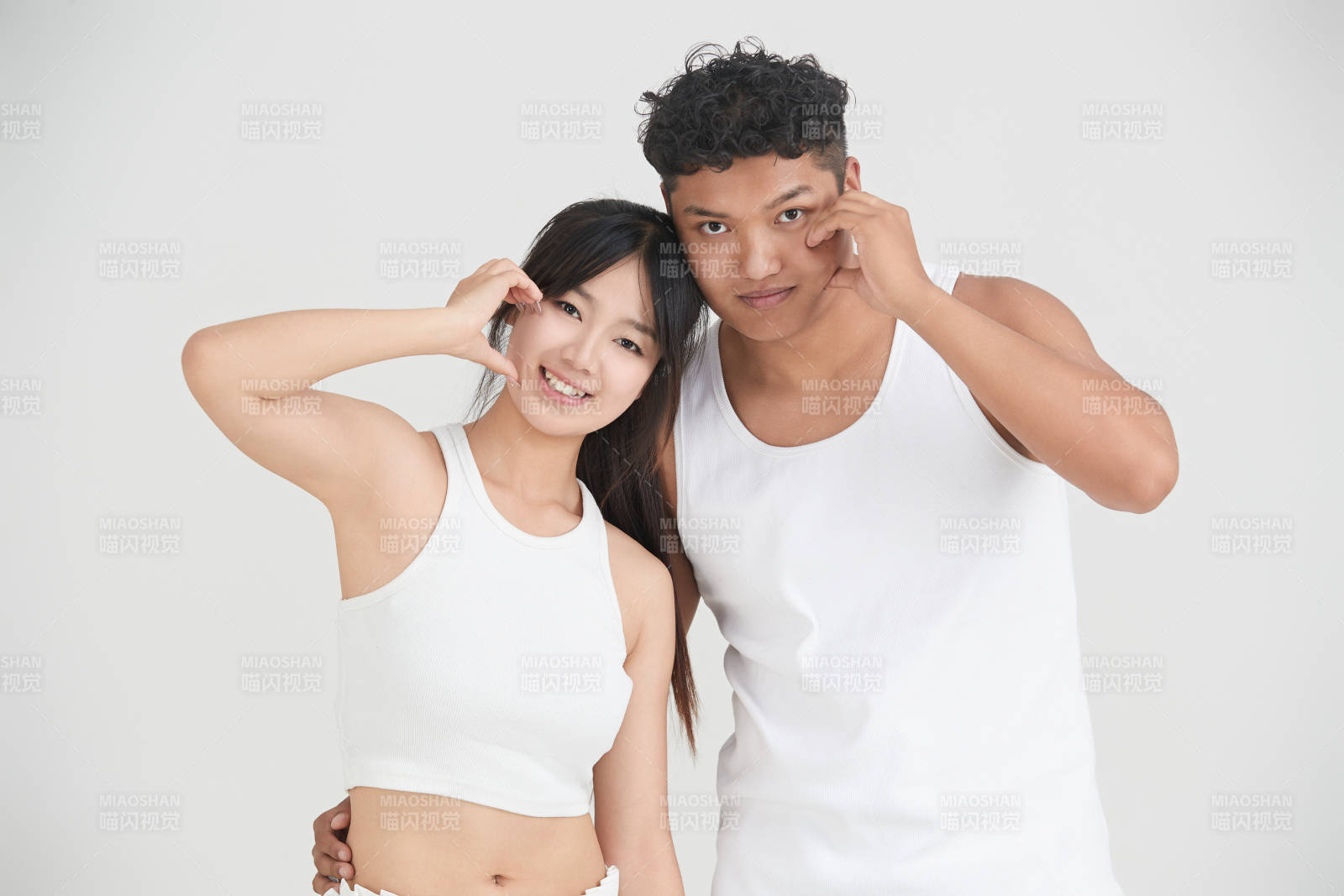 白色背景下嬉戲歡樂的亞洲情侶