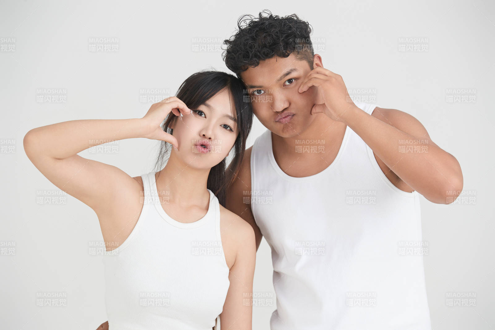 白色背景下嬉戲歡樂的亞洲情侶