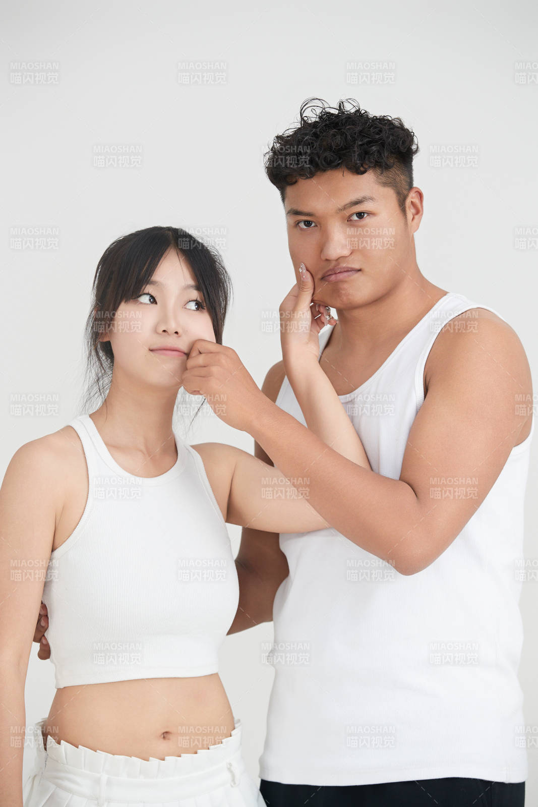 白色背景下嬉戲歡樂的亞洲情侶