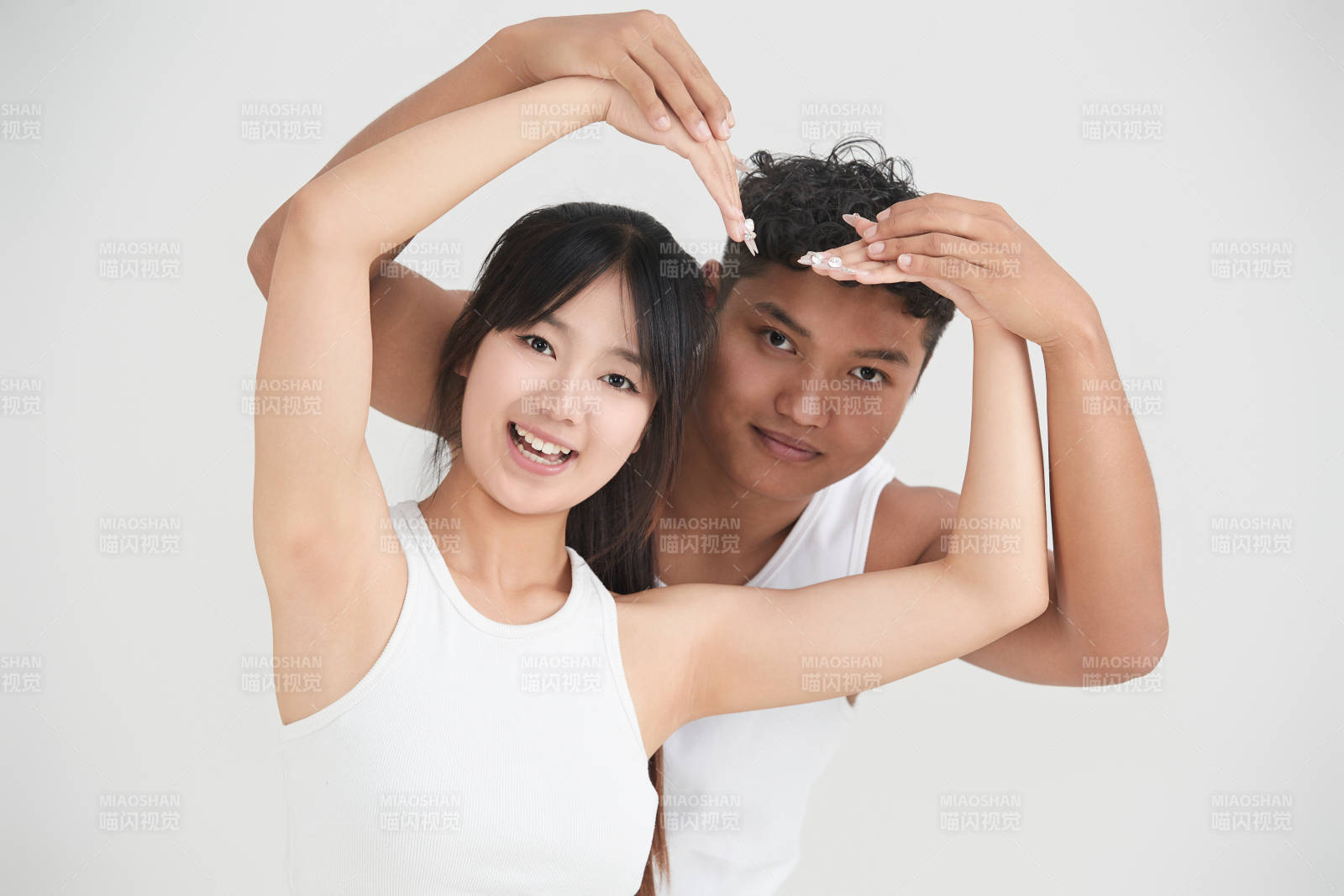 白色背景下嬉戲歡樂的亞洲情侶