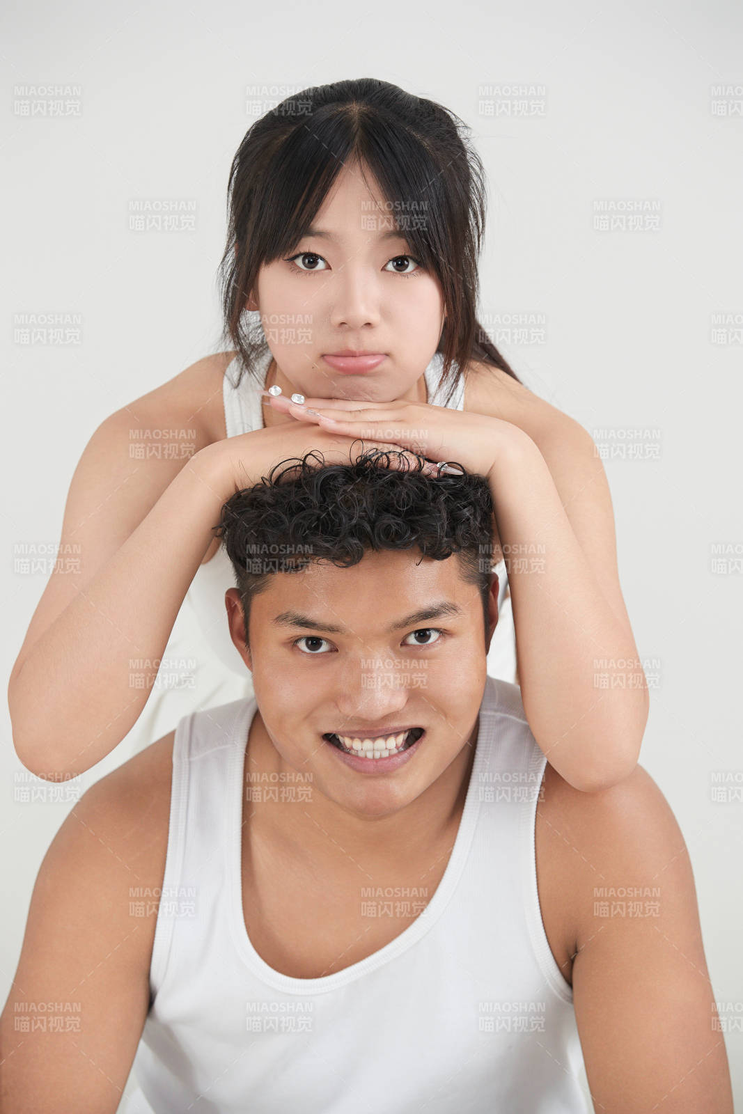 白色背景下嬉戲歡樂的亞洲情侶