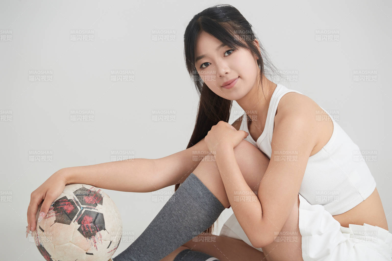 白色背景下的快樂(lè)的足球?qū)氊?>
      </div>
      <div   id=