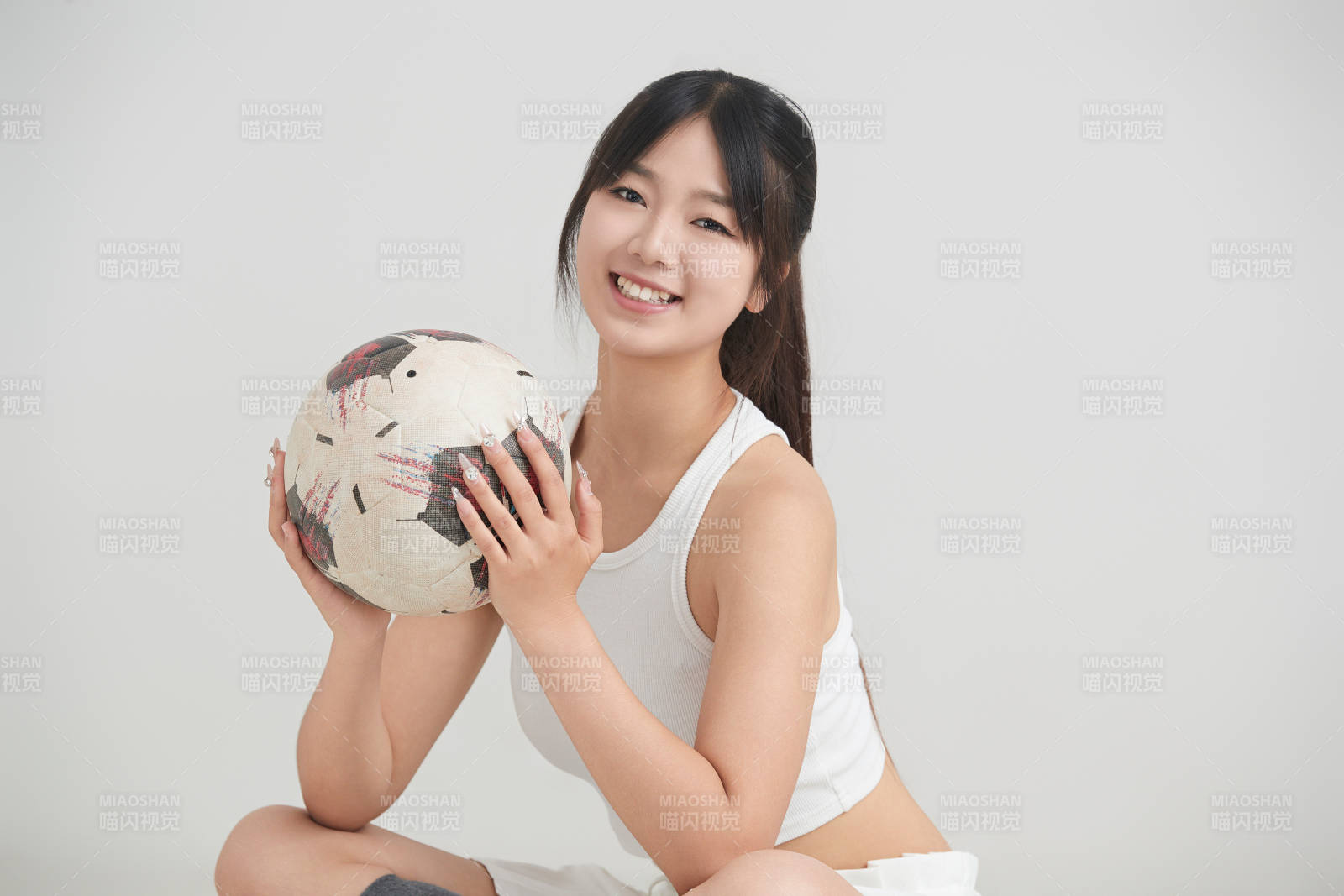 白色背景下的快樂的足球寶貝