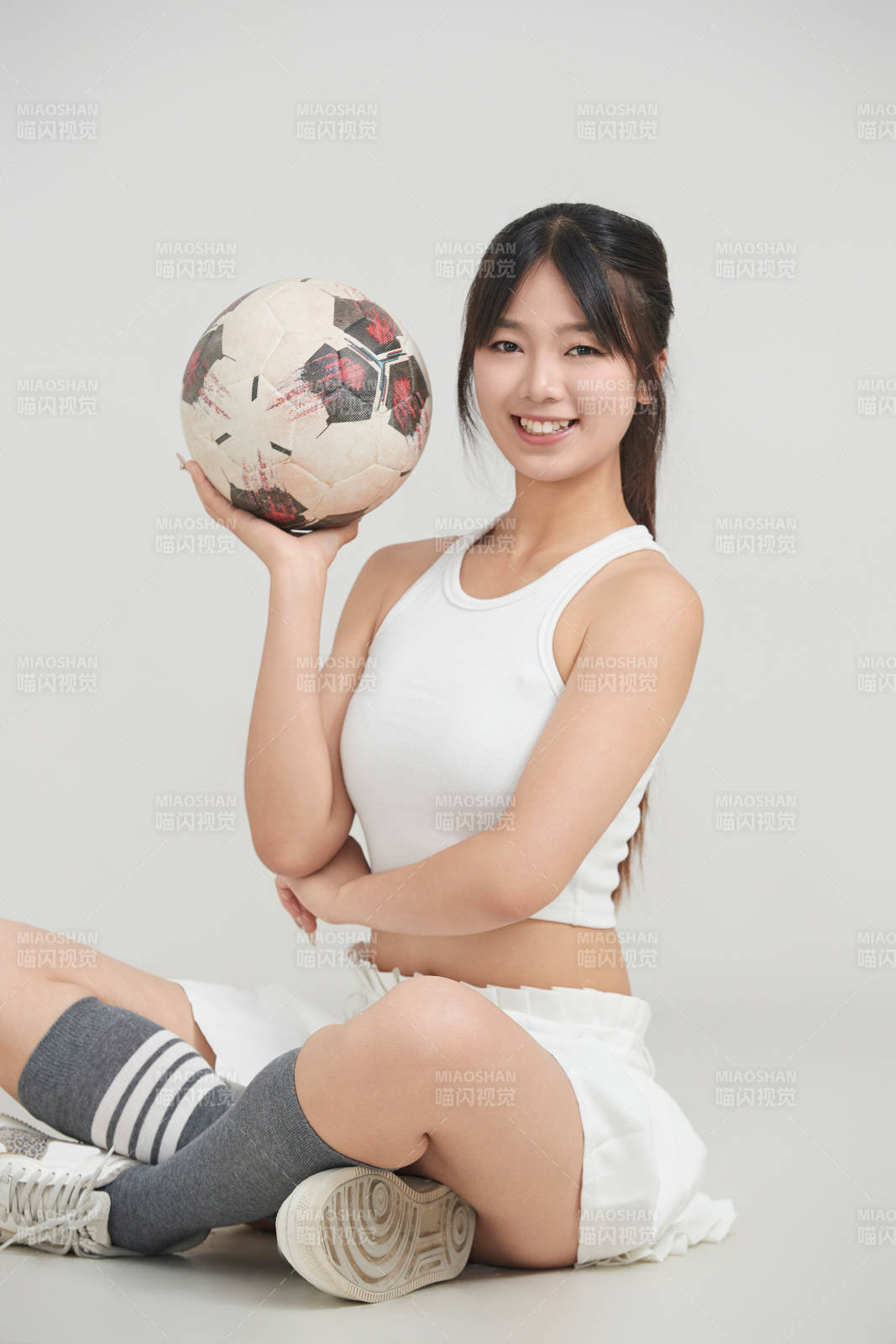 白色背景下的快樂的足球寶貝