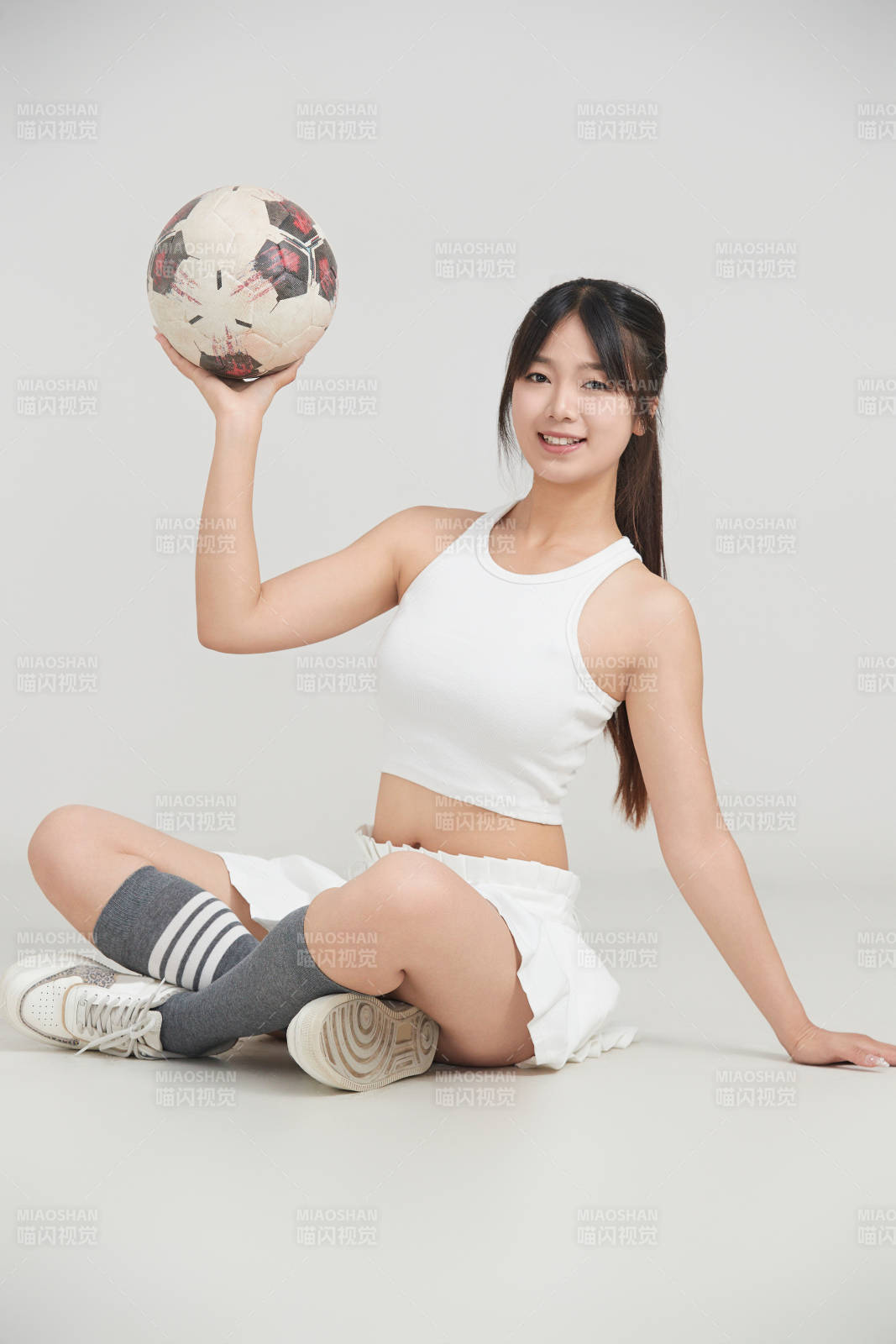 白色背景下的快樂的足球寶貝