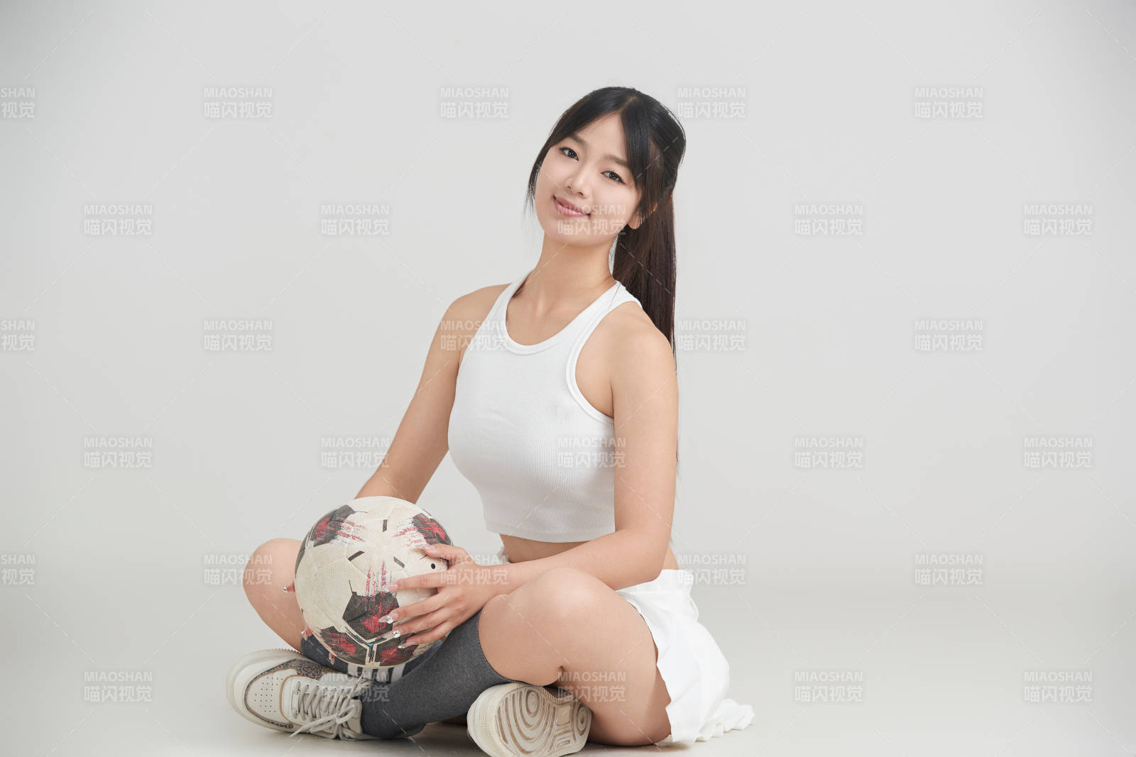 白色背景下的快樂的足球?qū)氊?>
      </div>
      <div   id=