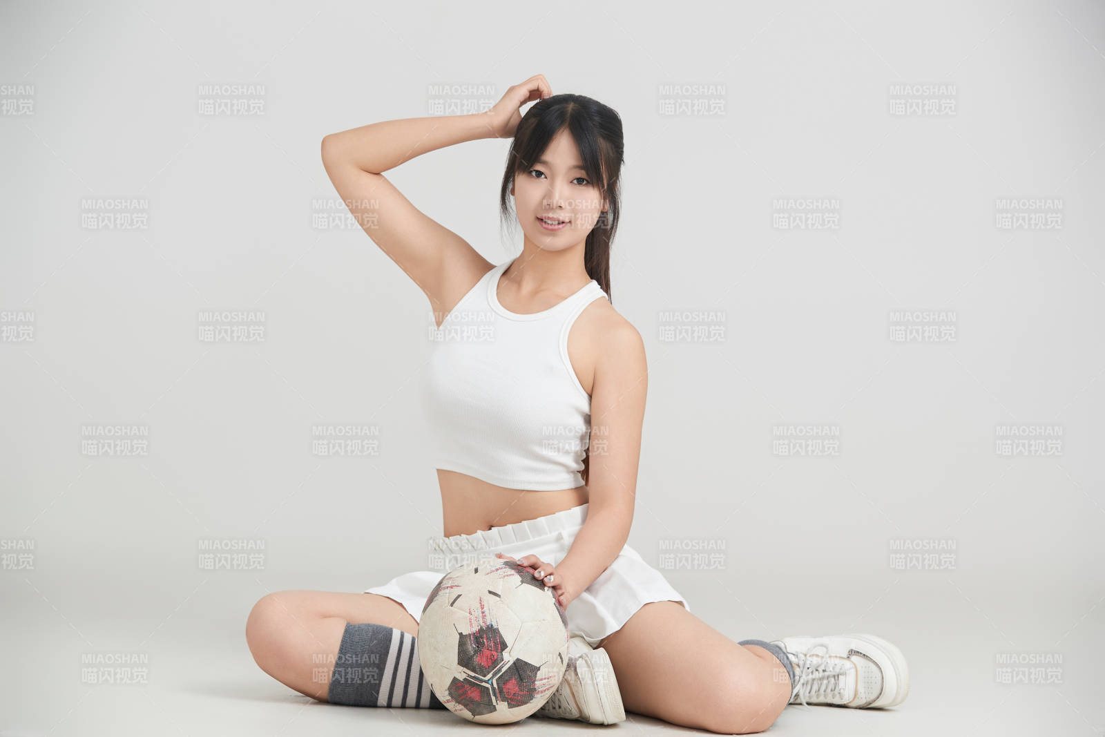 白色背景下的快樂的足球?qū)氊?>
      </div>
      <div   id=