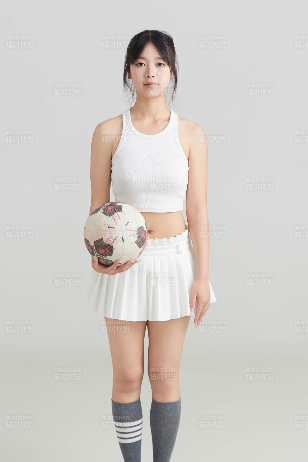 白色背景下的快樂的足球寶貝