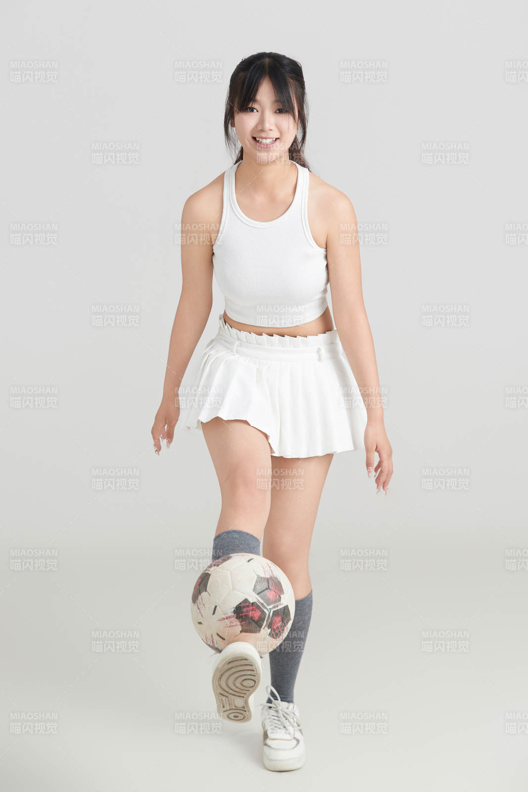 白色背景下的快樂的足球寶貝