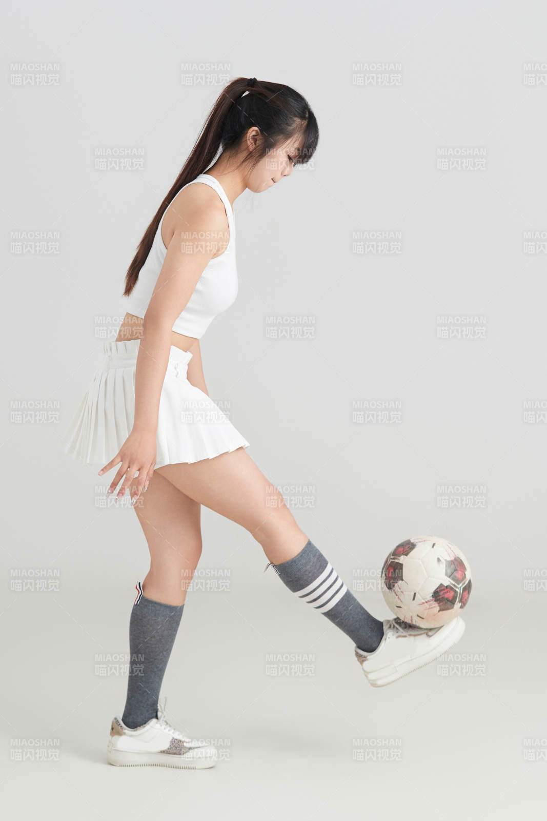 白色背景下的快樂的足球寶貝