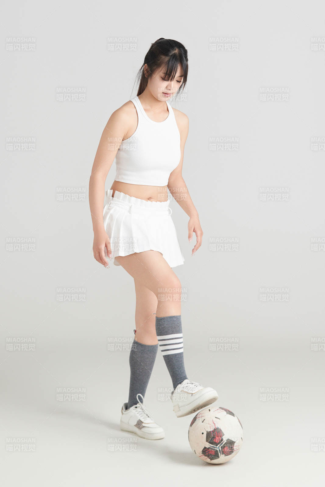 白色背景下的快樂的足球寶貝