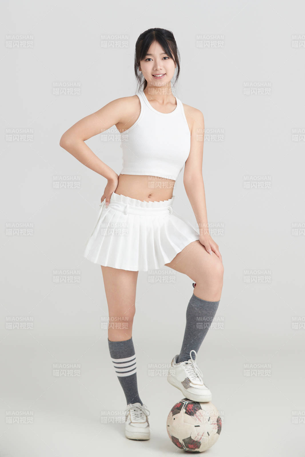 白色背景下的快樂的足球?qū)氊?>
      </div>
      <div   id=