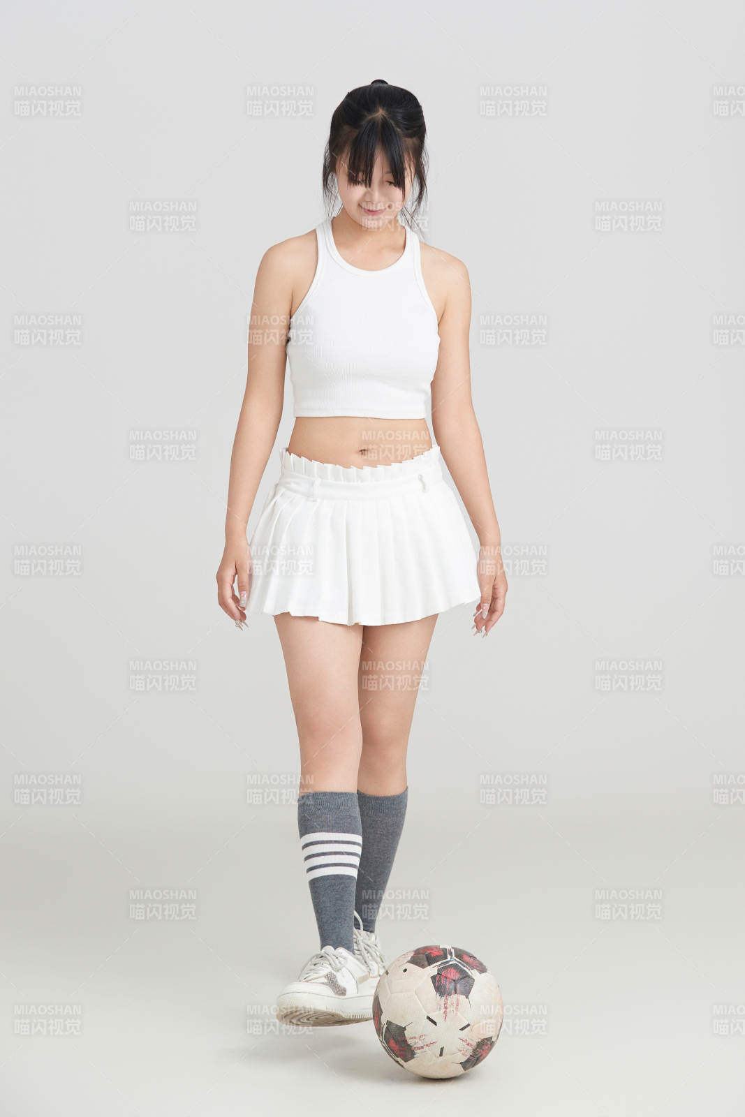 白色背景下的快樂(lè)的足球?qū)氊?>
      </div>
      <div   id=