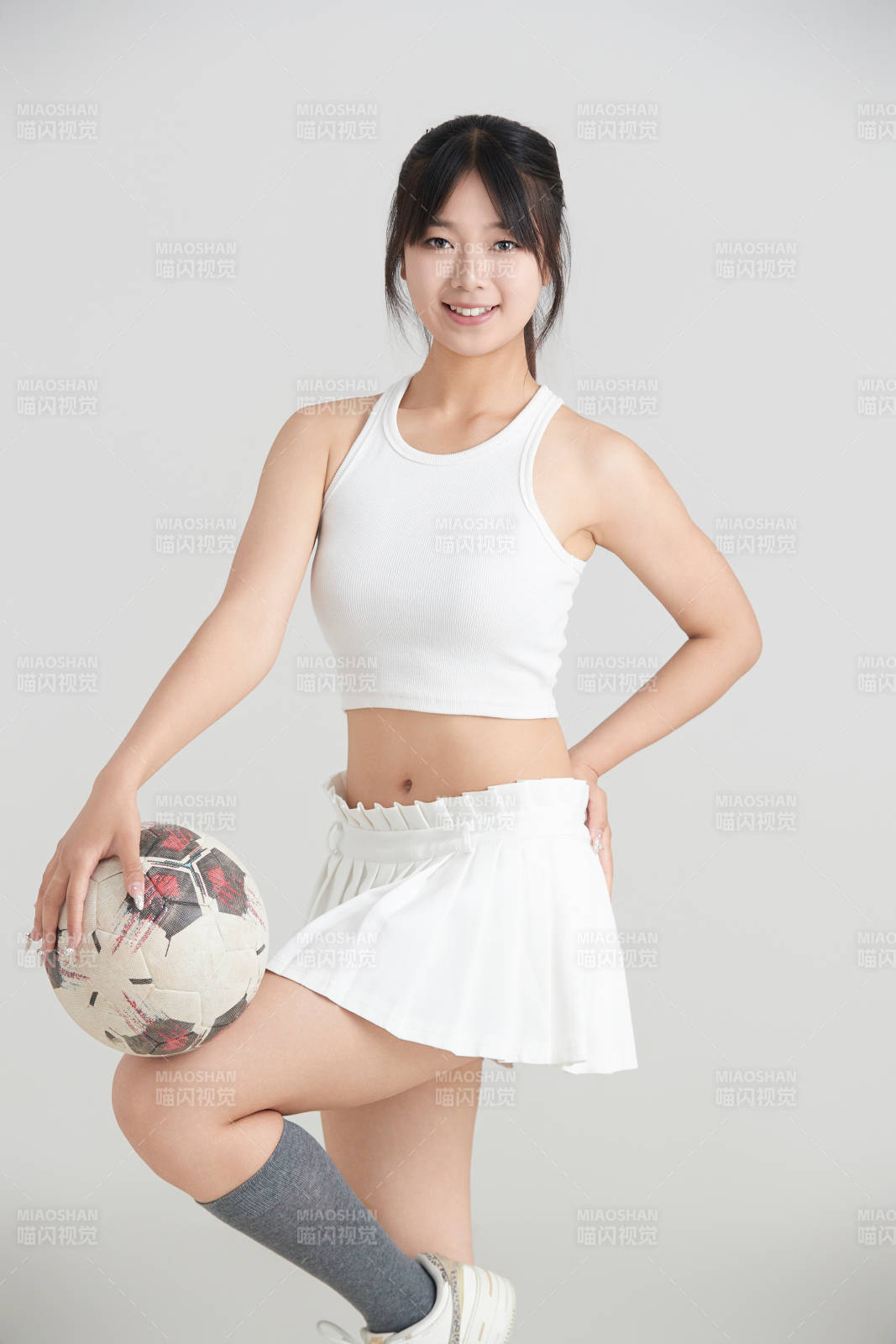 白色背景下的快樂的足球寶貝