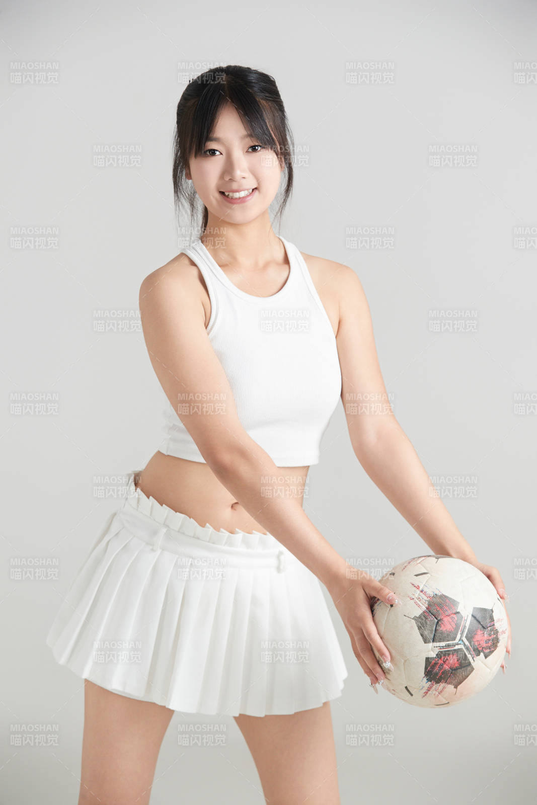 白色背景下的快樂(lè)的足球?qū)氊?>
      </div>
      <div   id=