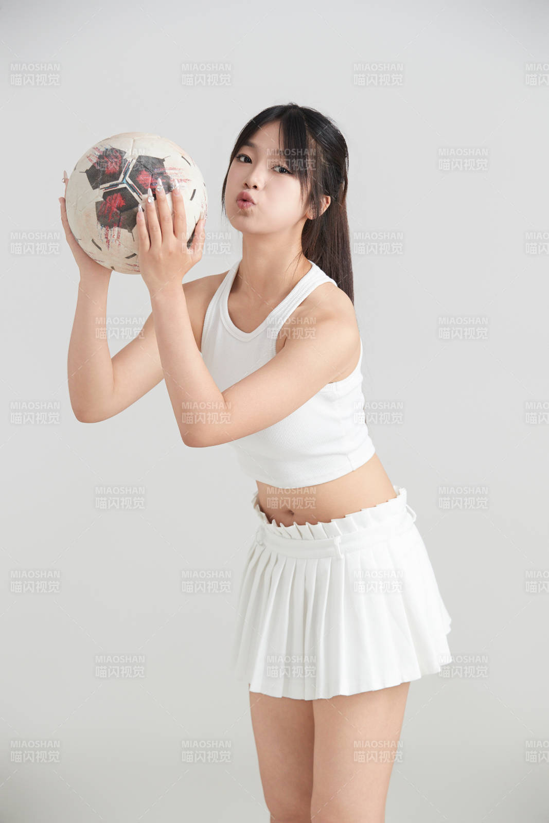 白色背景下的快樂的足球寶貝