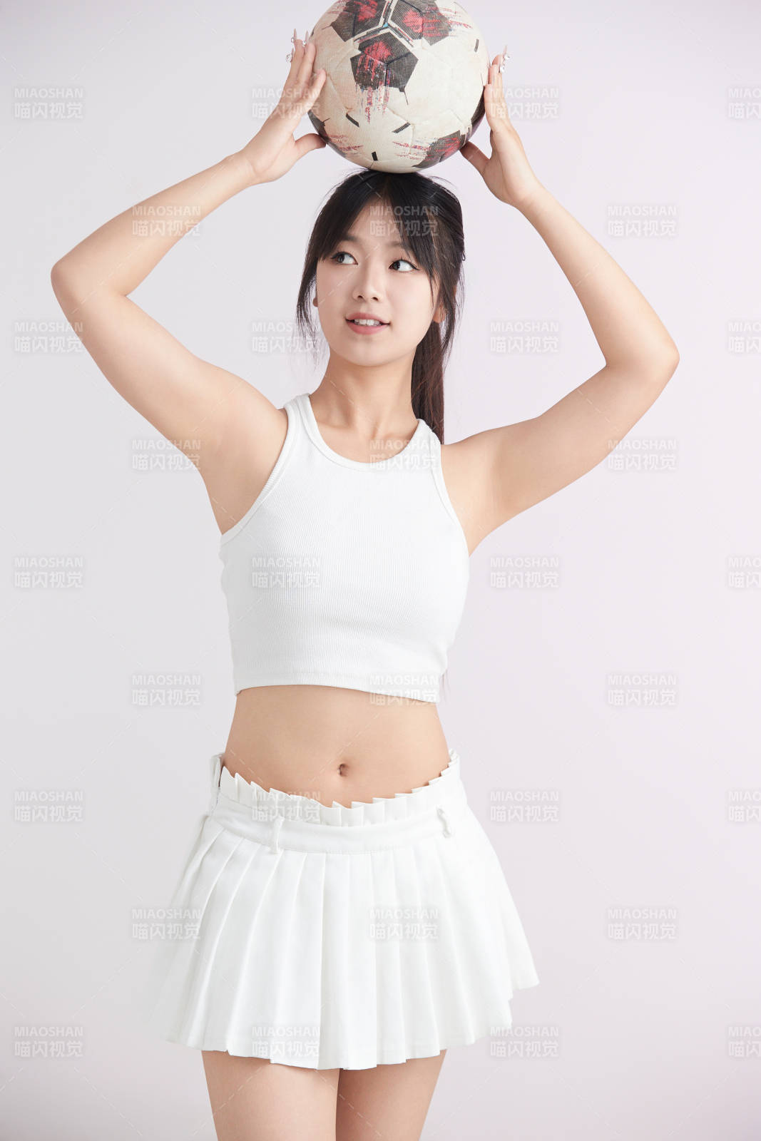 白色背景下的快樂的足球寶貝