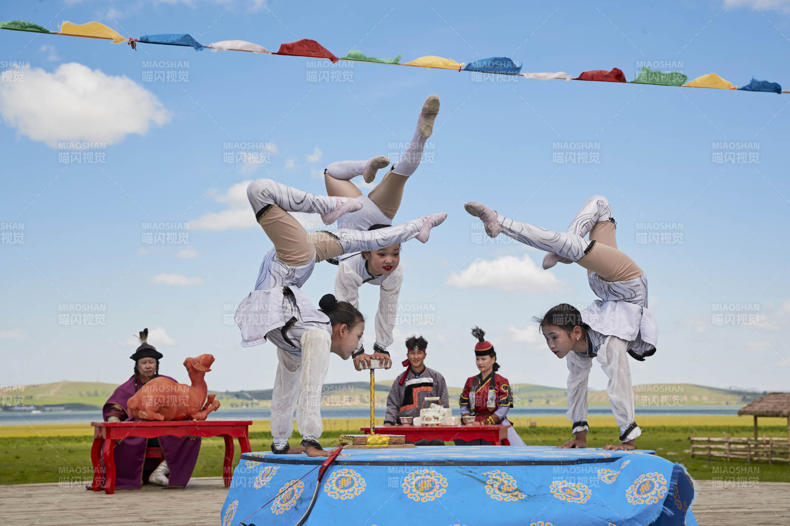 進(jìn)行柔術(shù)體操雜技表演的三個少女