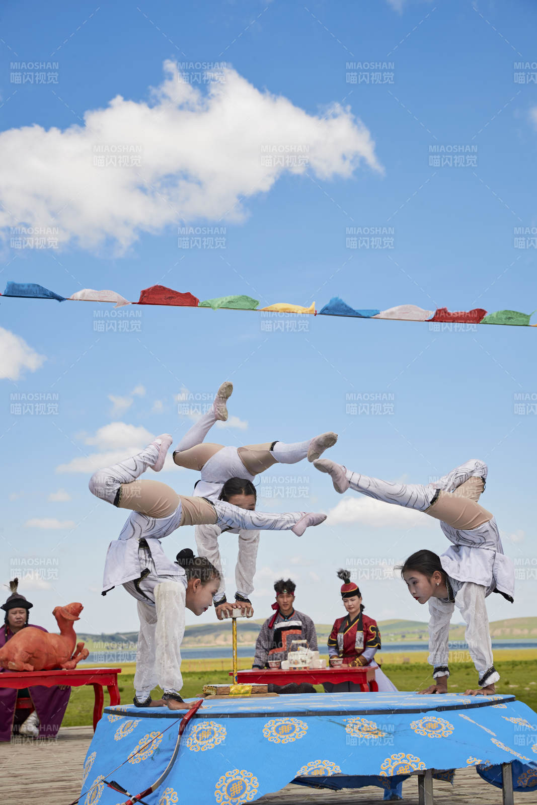 進行柔術體操雜技表演的三個少女