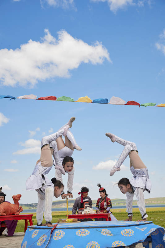 进行柔术体操杂技表演的三个少女