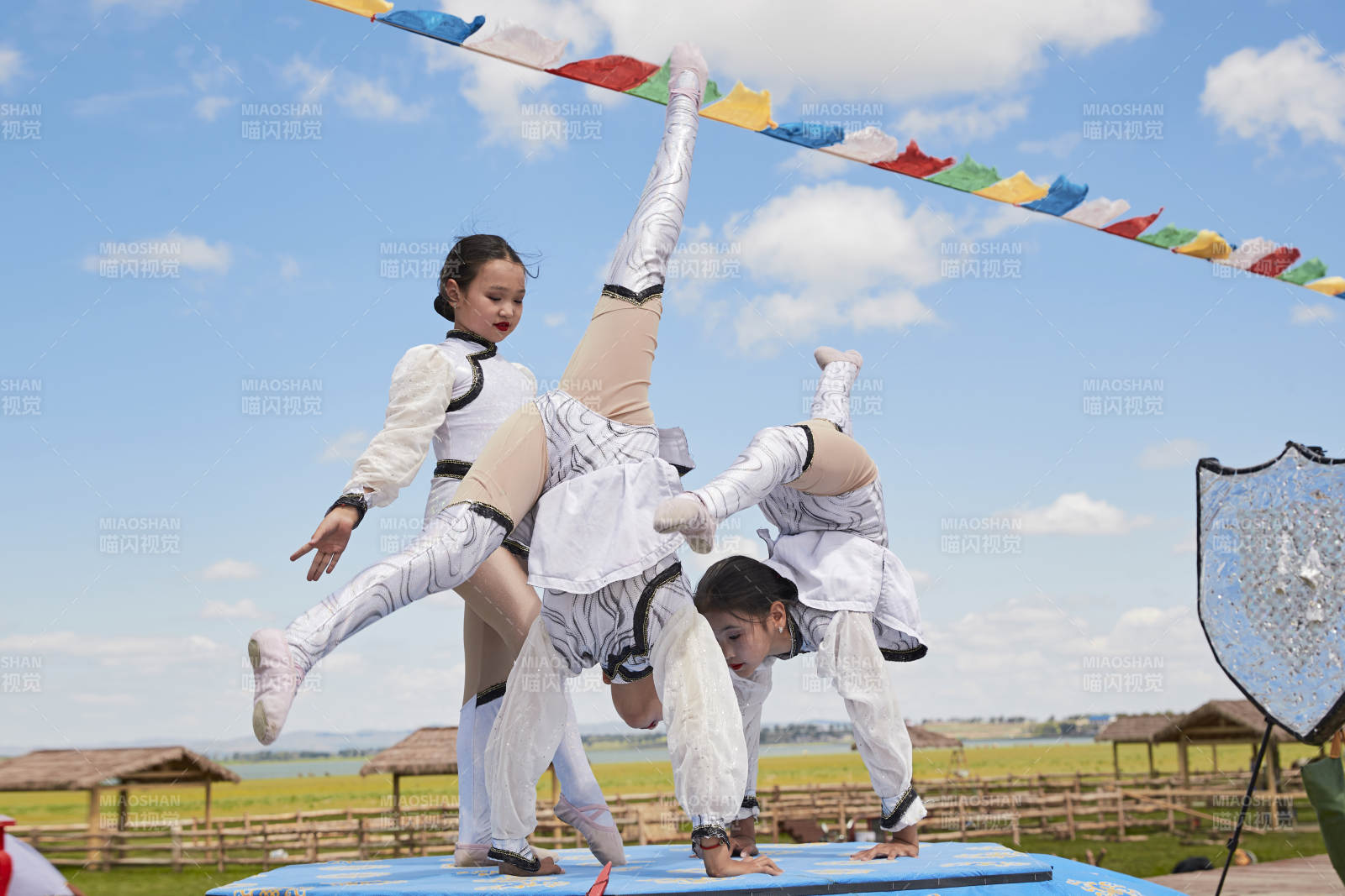 進(jìn)行柔術(shù)體操雜技表演的三個(gè)少女