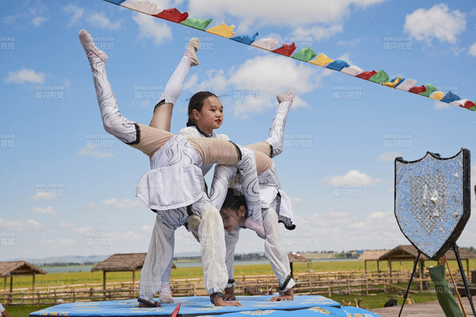 進(jìn)行柔術(shù)體操雜技表演的三個(gè)少女