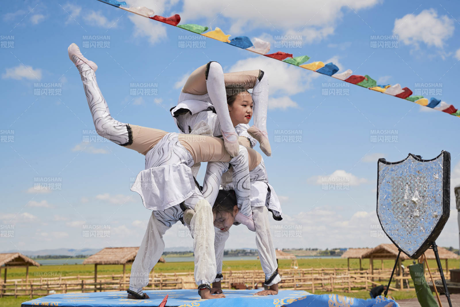 進行柔術體操雜技表演的三個少女