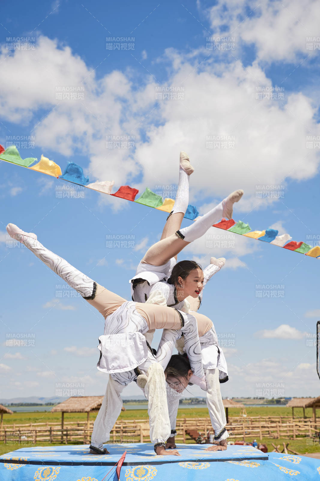 進行柔術體操雜技表演的三個少女
