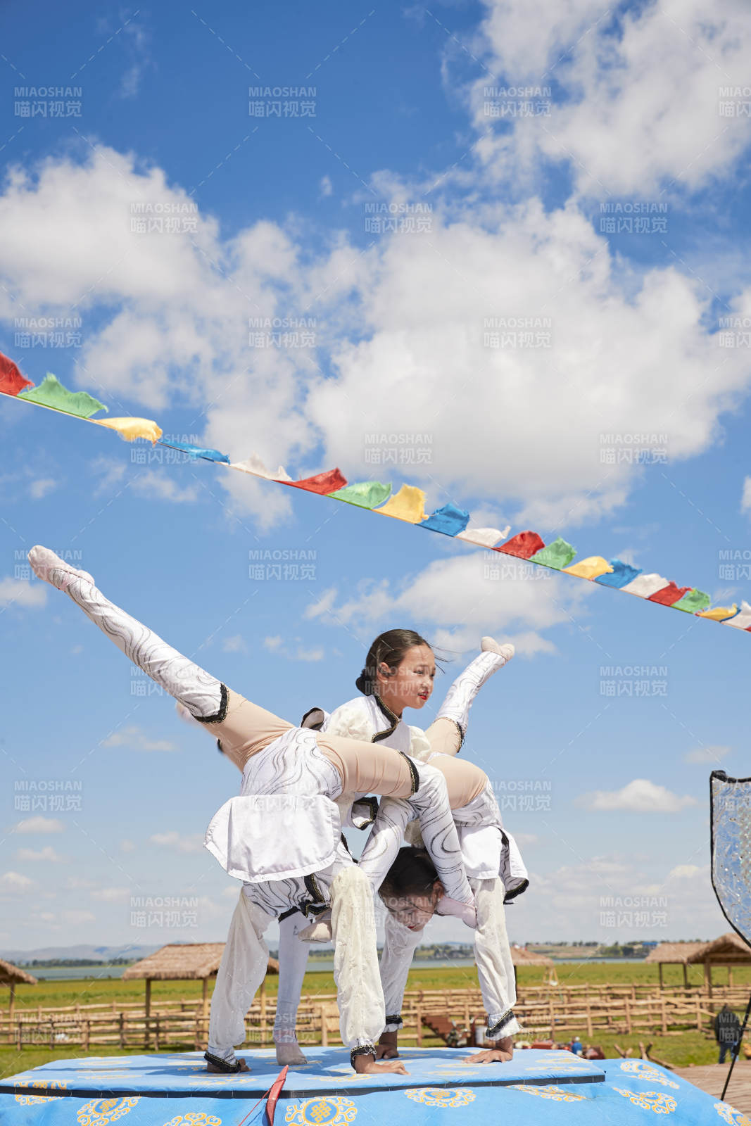 進(jìn)行柔術(shù)體操雜技表演的三個少女