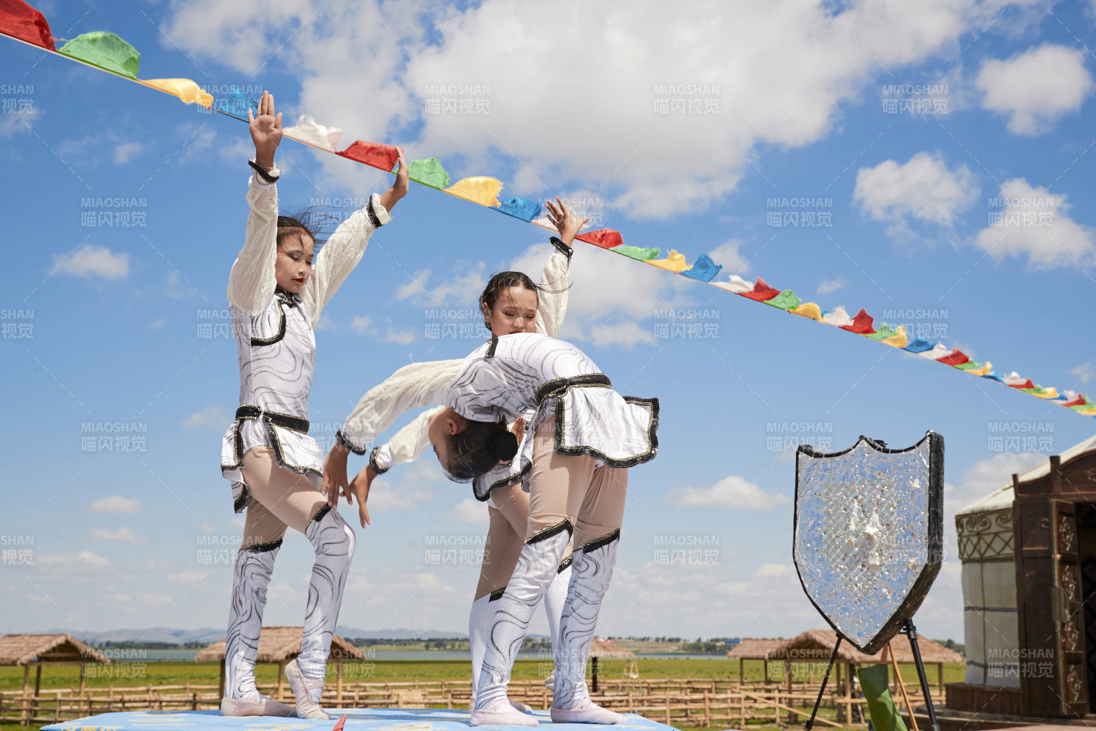 進行柔術體操雜技表演的三個少女