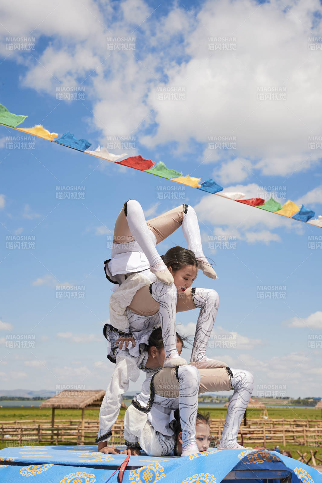 進行柔術體操雜技表演的三個少女