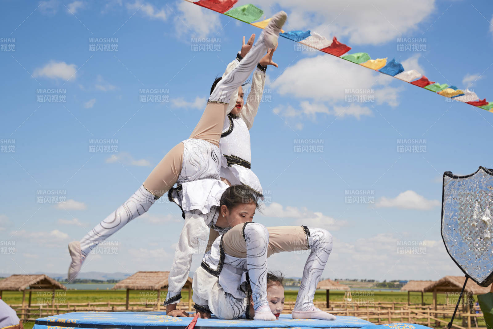 進行柔術體操雜技表演的三個少女