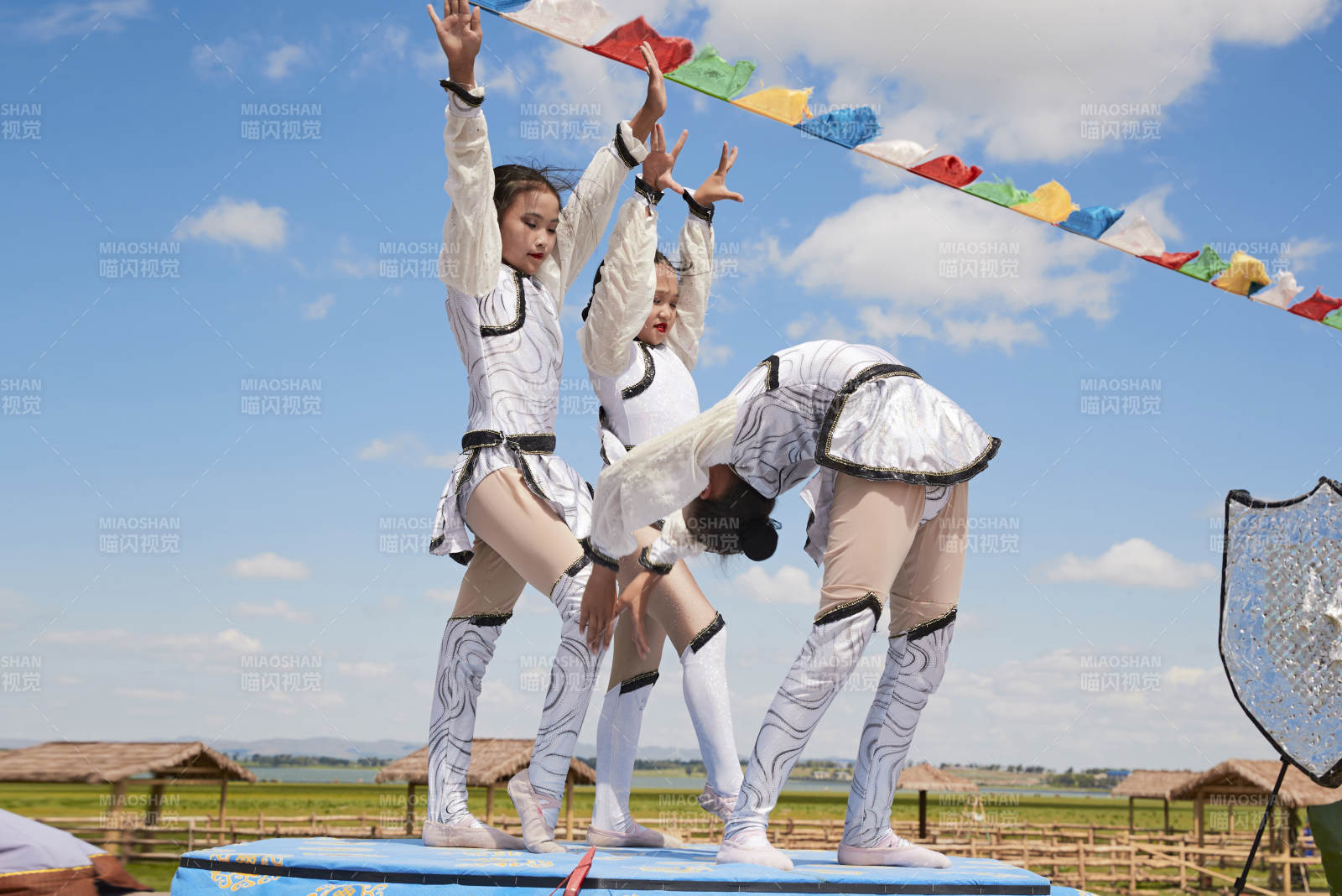 進(jìn)行柔術(shù)體操雜技表演的三個少女