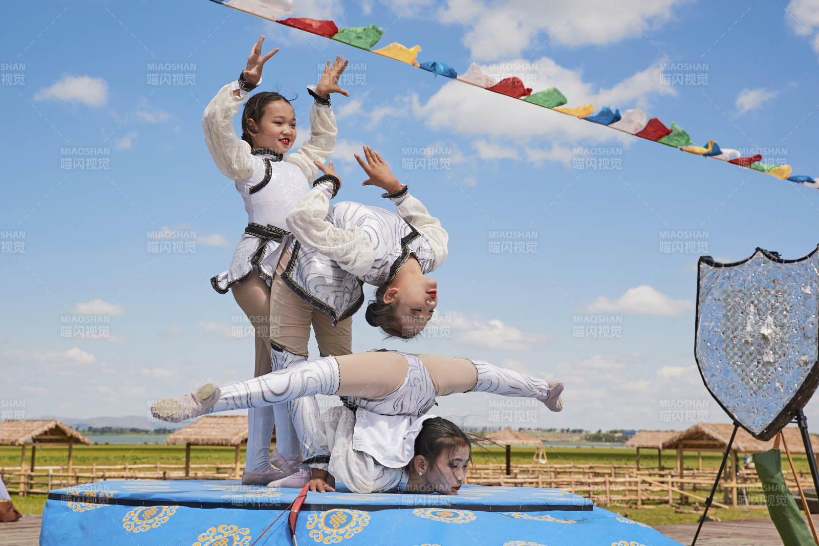 進行柔術體操雜技表演的三個少女
