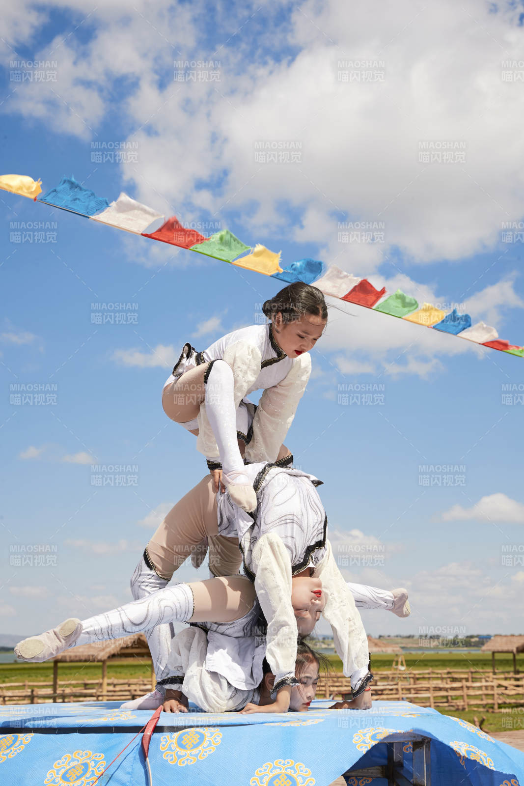 進行柔術體操雜技表演的三個少女