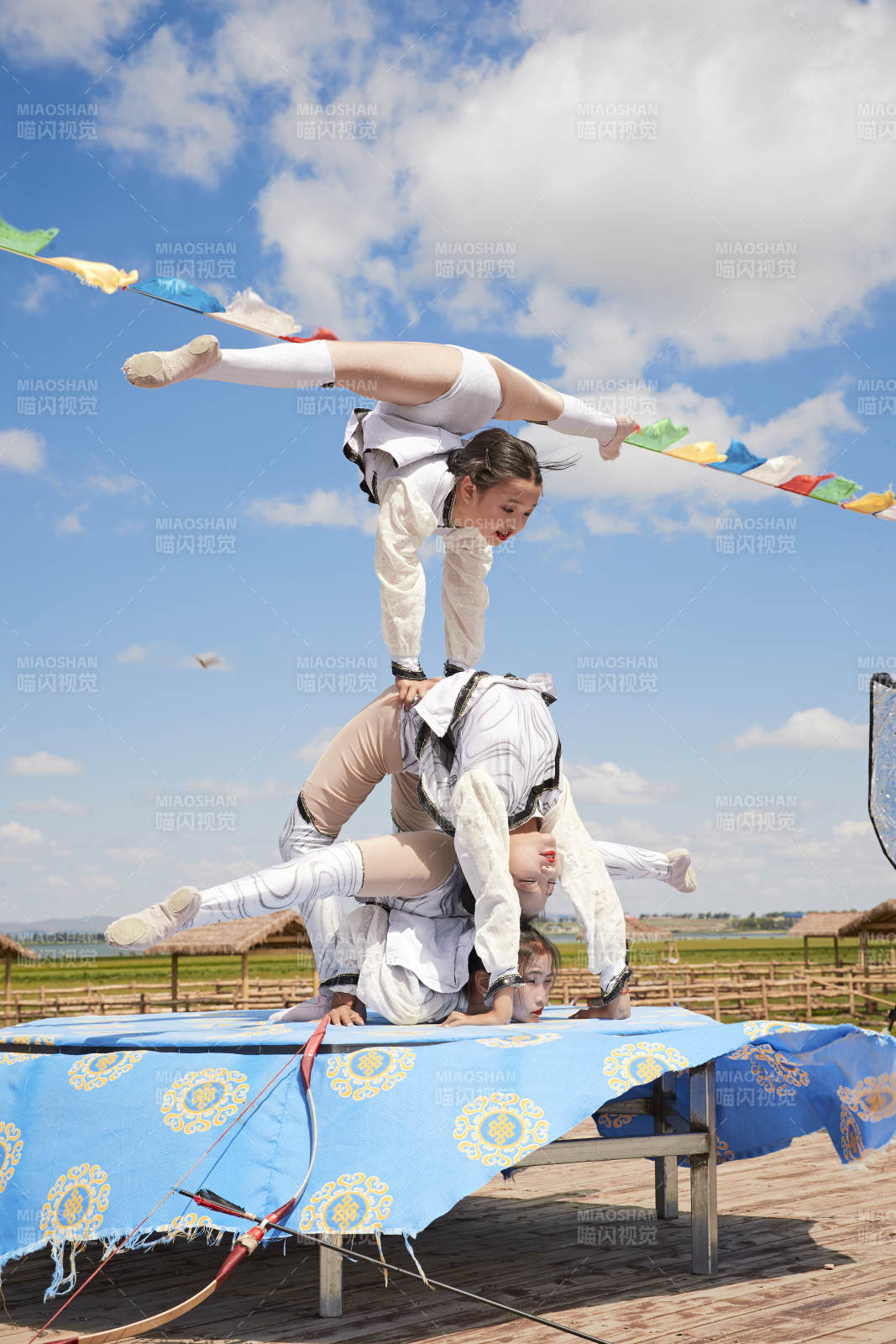 進行柔術體操雜技表演的三個少女