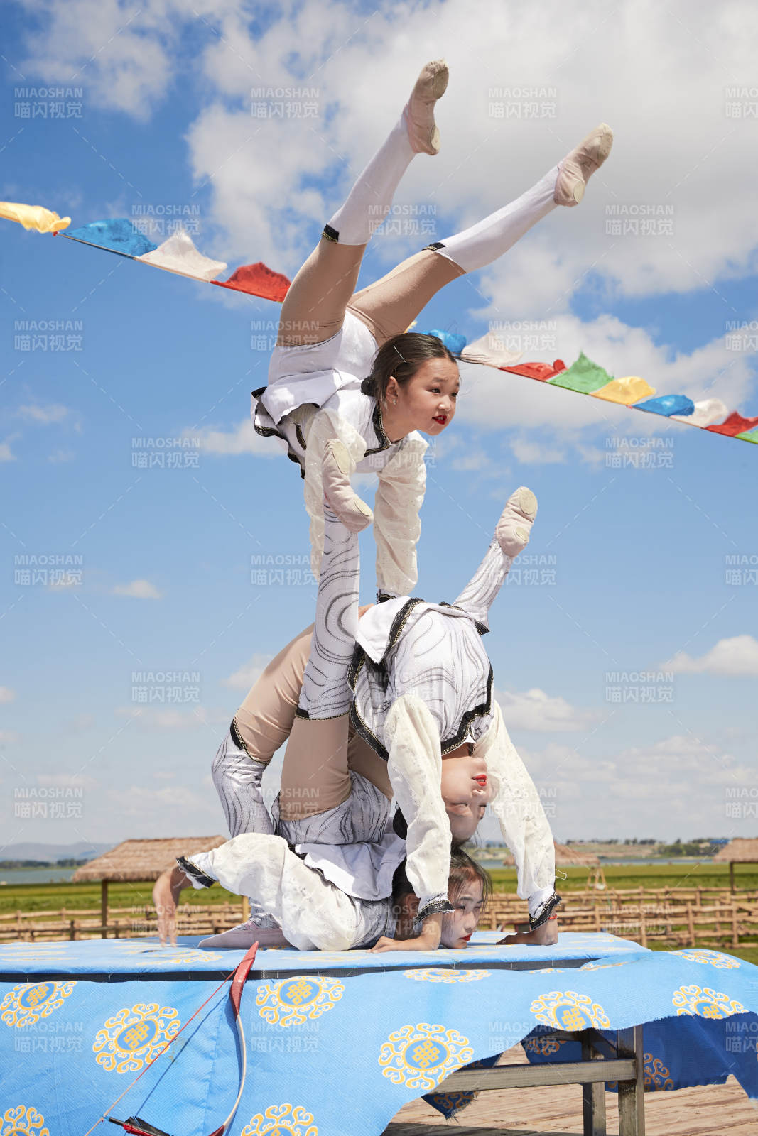 進行柔術體操雜技表演的三個少女