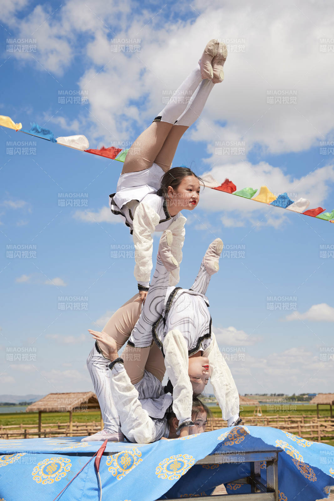 進行柔術體操雜技表演的三個少女