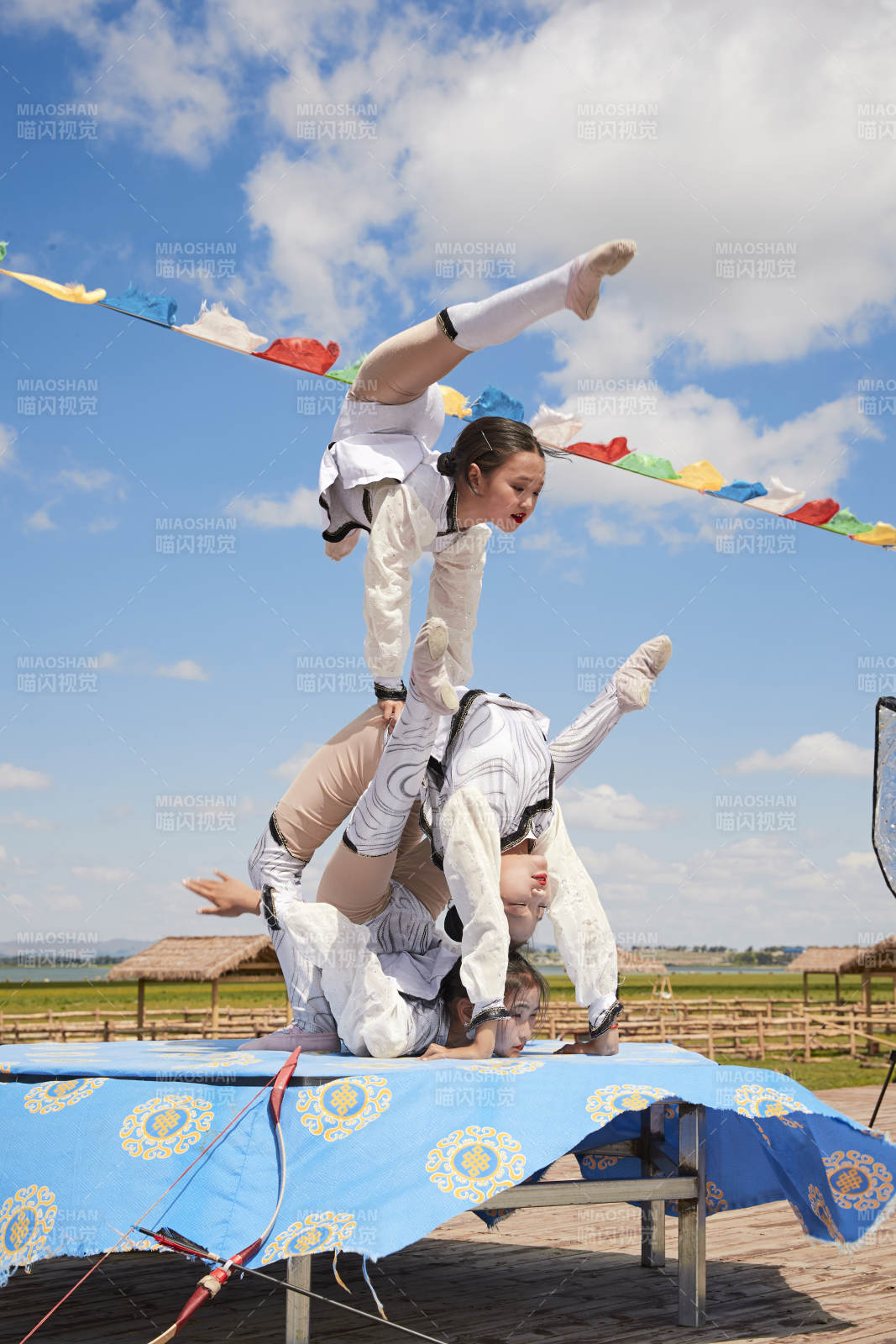 進行柔術體操雜技表演的三個少女