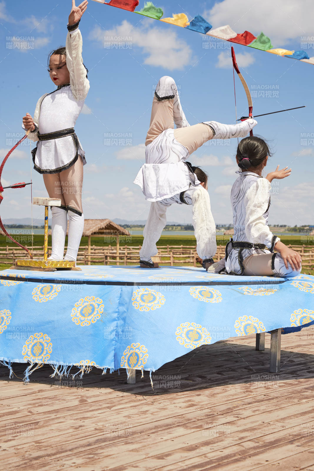 進行柔術射箭雜技表演的三個少女