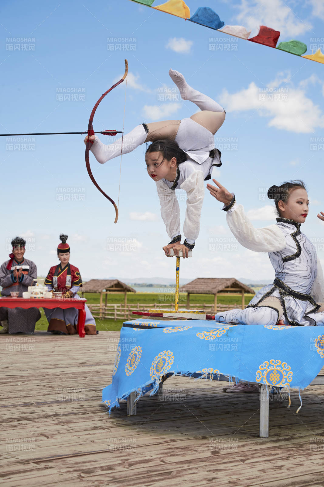 進行柔術射箭雜技表演的三個少女