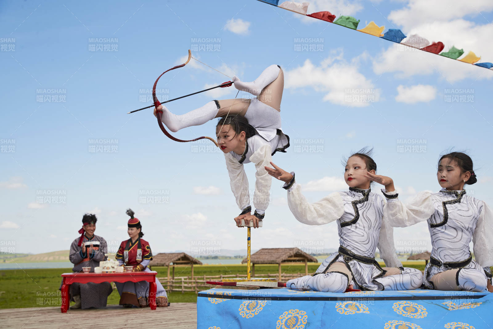進行柔術(shù)射箭雜技表演的三個少女