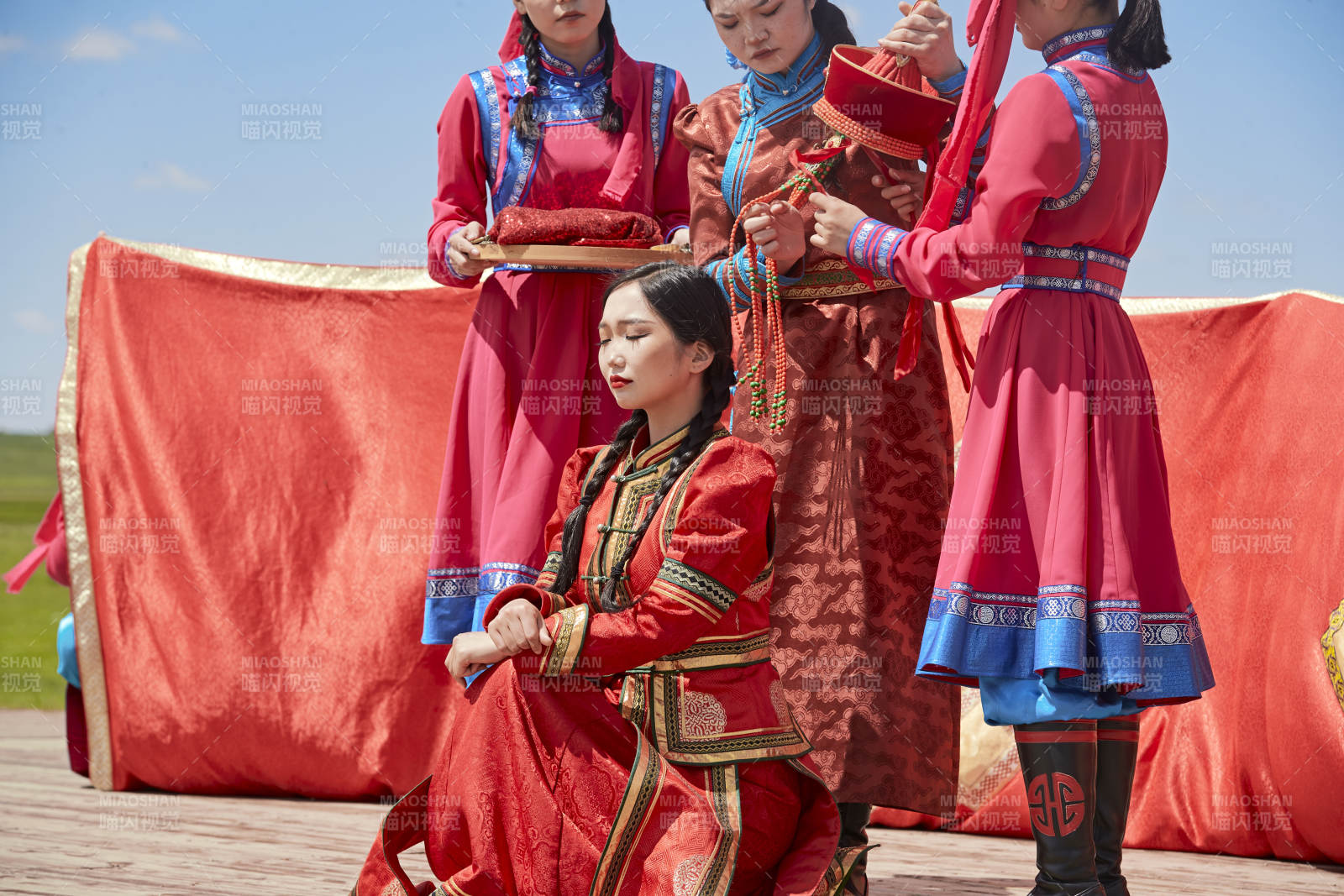草原上的傳統蒙古族婚禮儀式