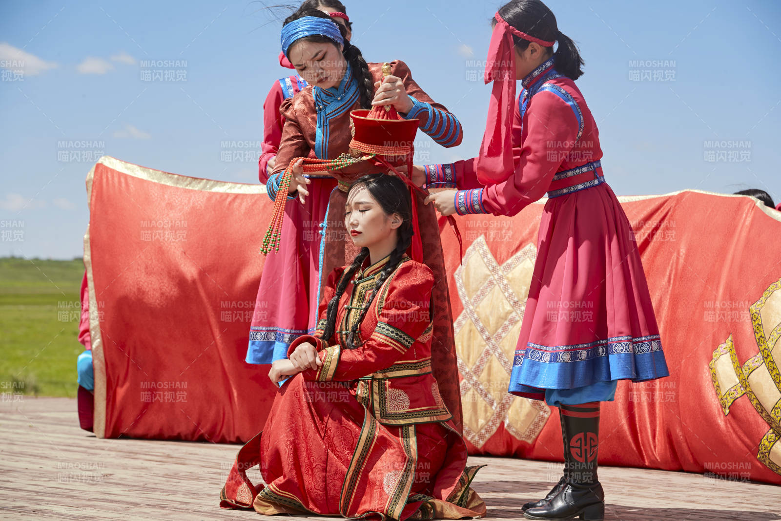 草原上的傳統蒙古族婚禮儀式