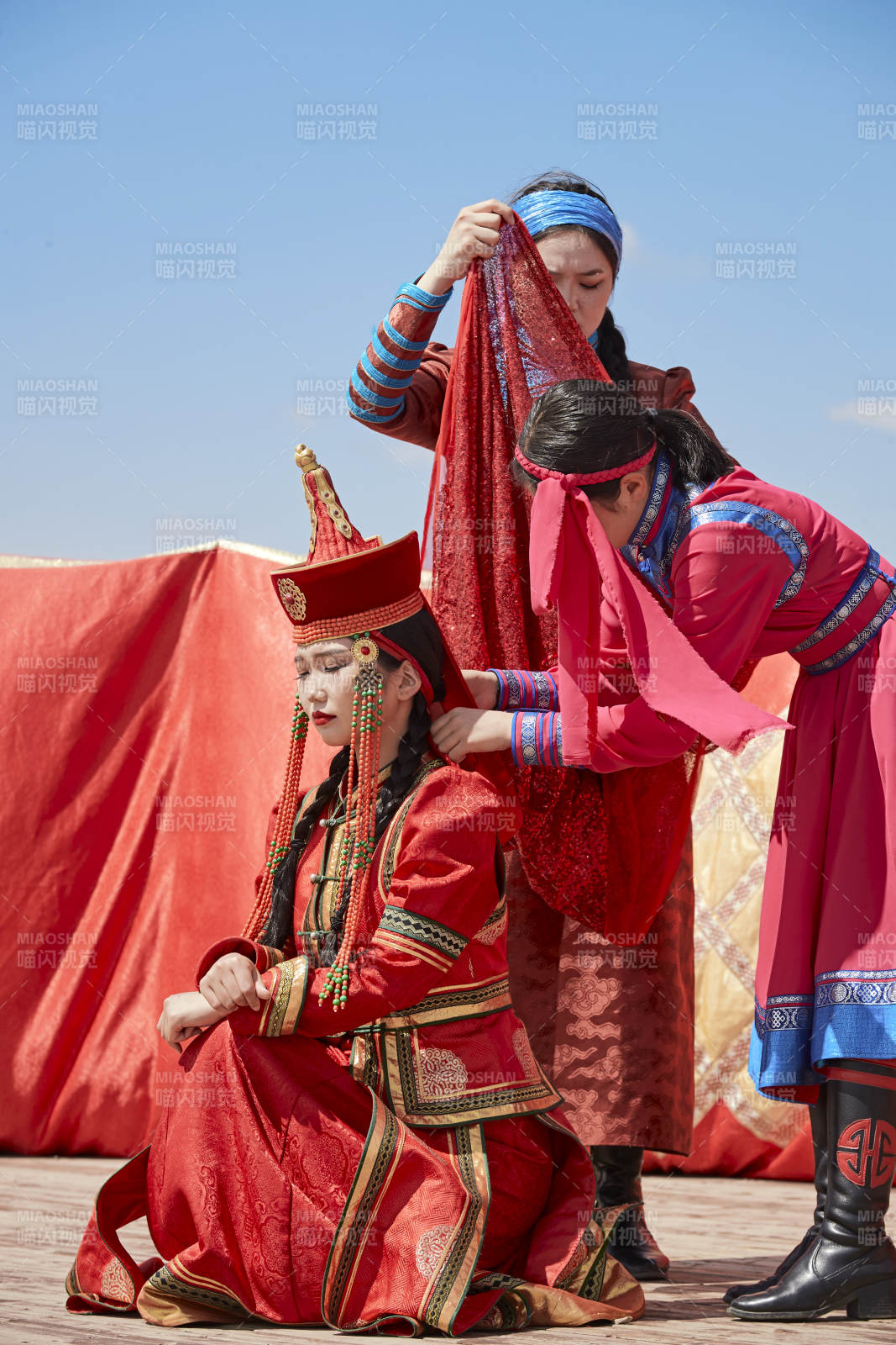 草原上的傳統蒙古族婚禮儀式