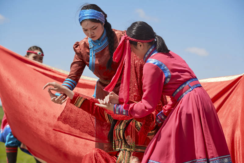 草原上的傳統蒙古族婚禮儀式